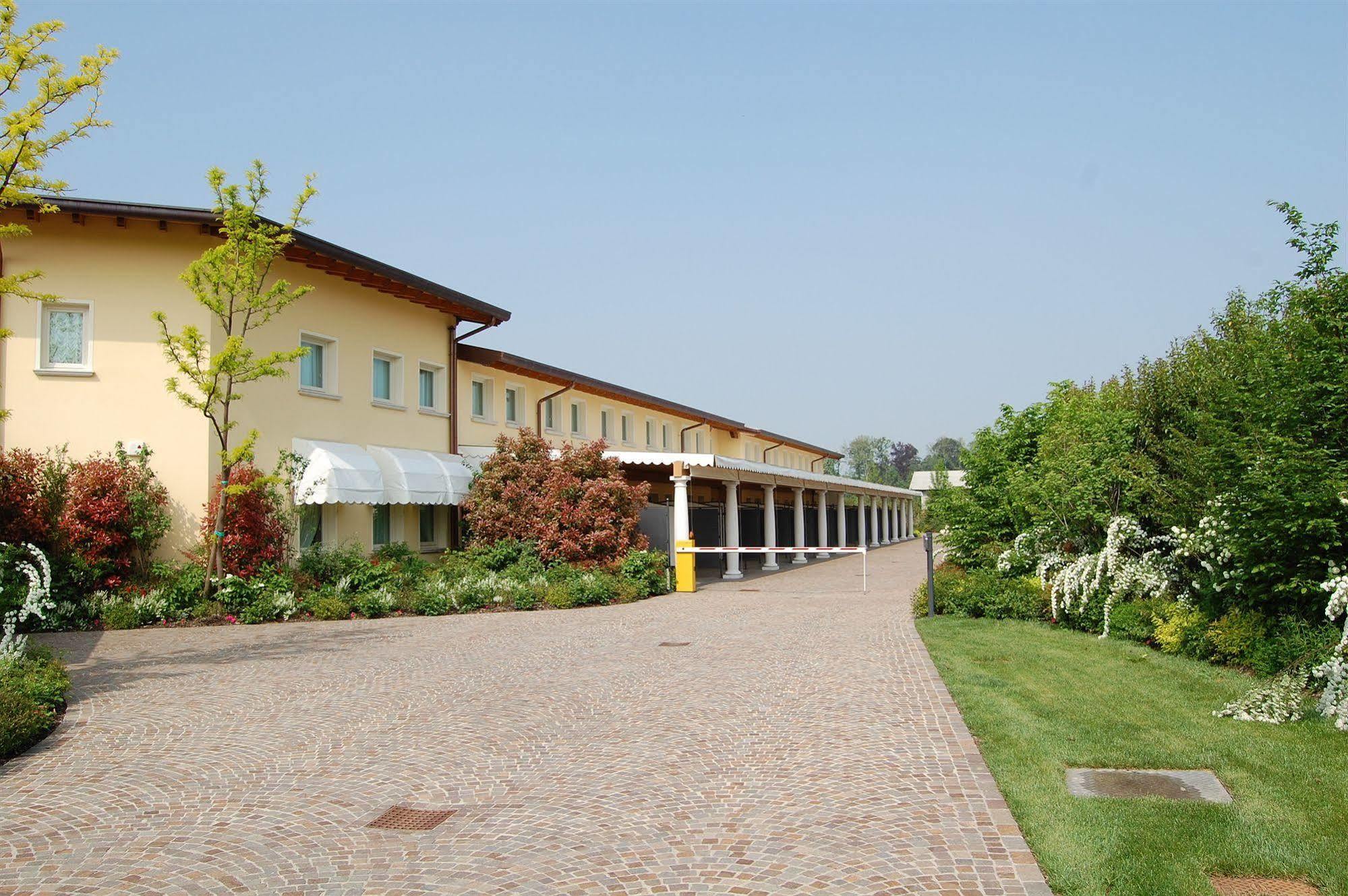Hotel Motel Gold Calcinate Exteriör bild