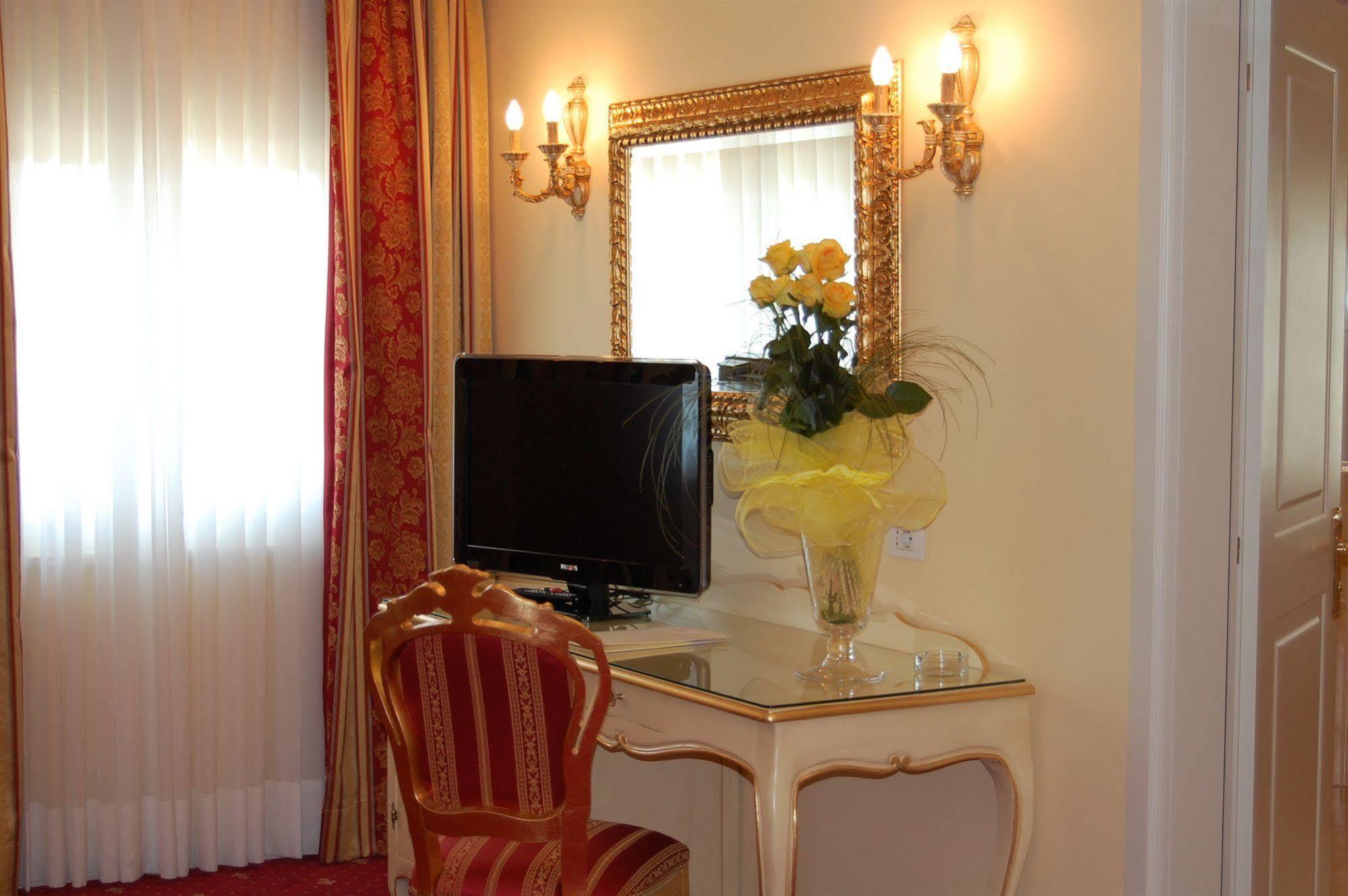 Hotel Motel Gold Calcinate Exteriör bild